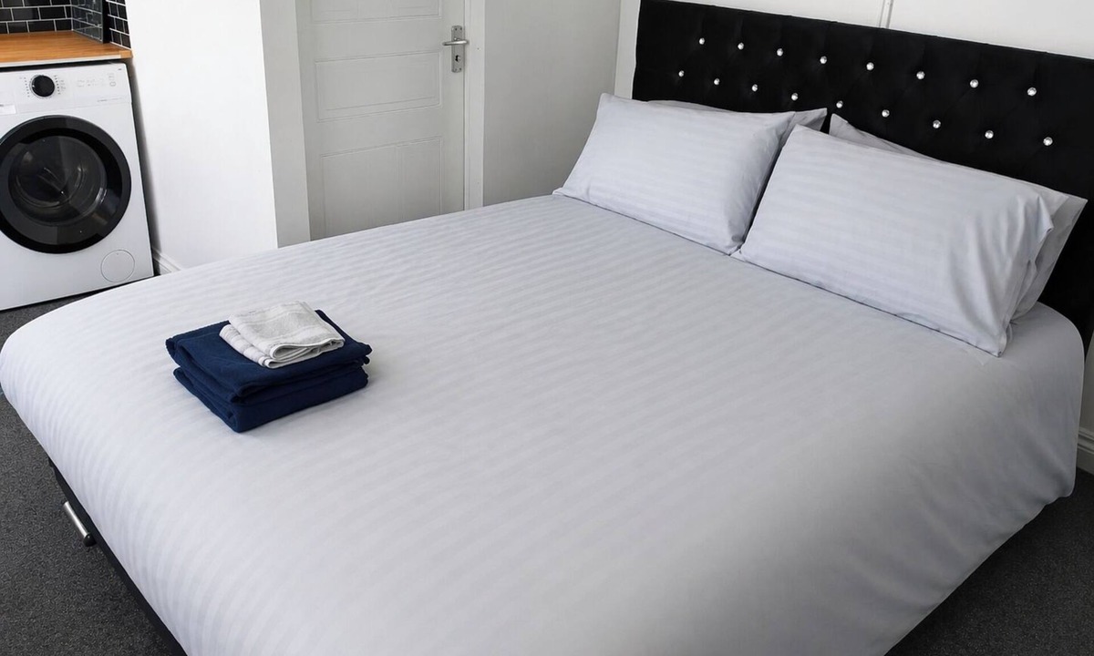 Oldbury Apartment | Studio Sleeps 2 with Parking