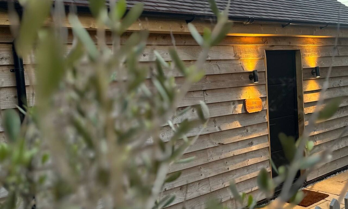 Severn Stoke Apartment | Studio Sleeps 2 With Parking and Garden