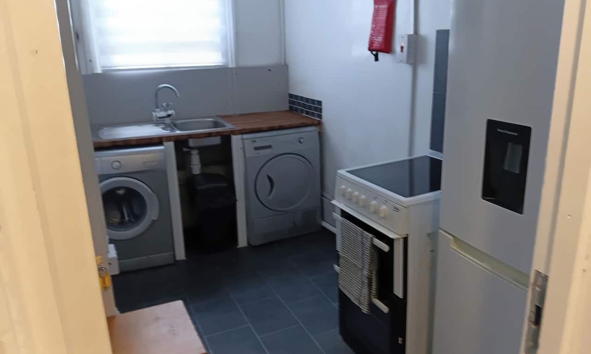 Oldbury Apartment | Studio Sleeps 2 With Parking