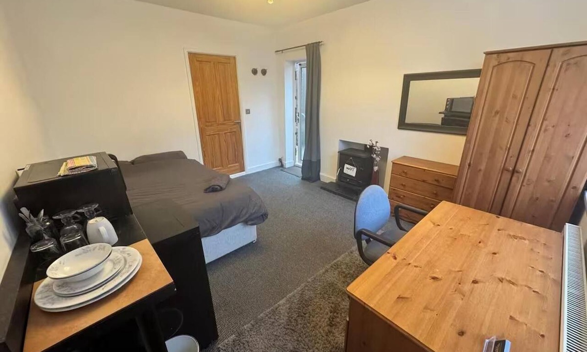 Littleover Apartment | Studio Sleeps 2 With Parking