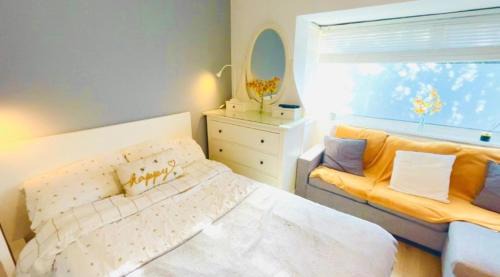 Stratford Apartment | Studio Sleeps 2 with Shared Hot Tub