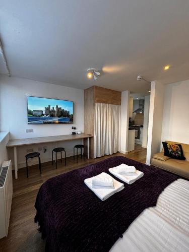 Andover Apartment | Studio with Parking & Shops at Your Door