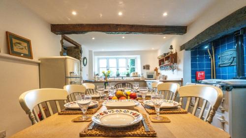 Chipping Norton Apartment | Stunning 4-Bed Thatched Cottage in Oxfordshire