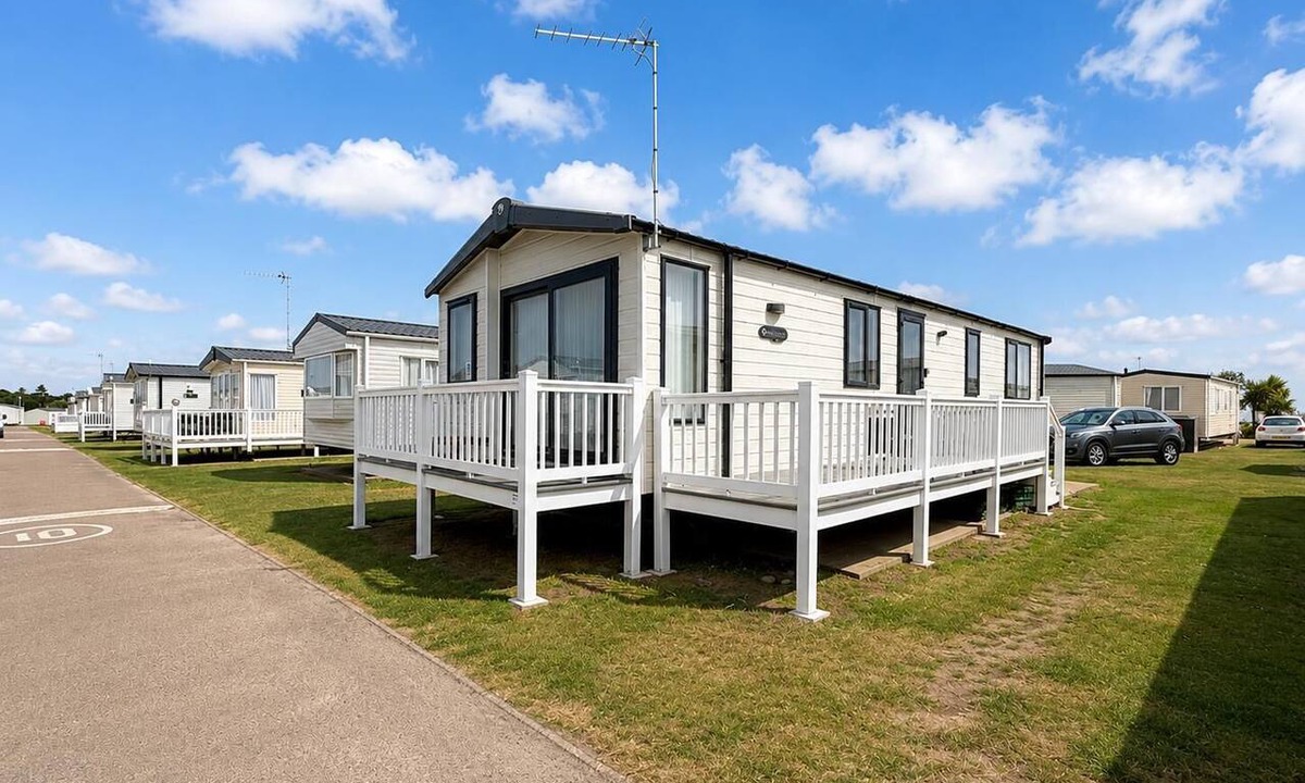 Pakefield House | Stunning 6 berth caravan, close to the beach in Suffolk ref 68067CR