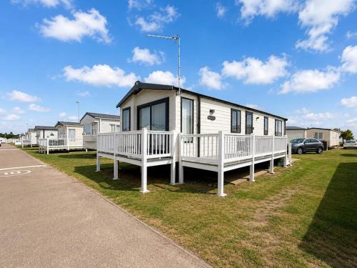 Pakefield House | Stunning 6 Berth Caravan, Close To The Beach In Suffolk Ref 68067Cr