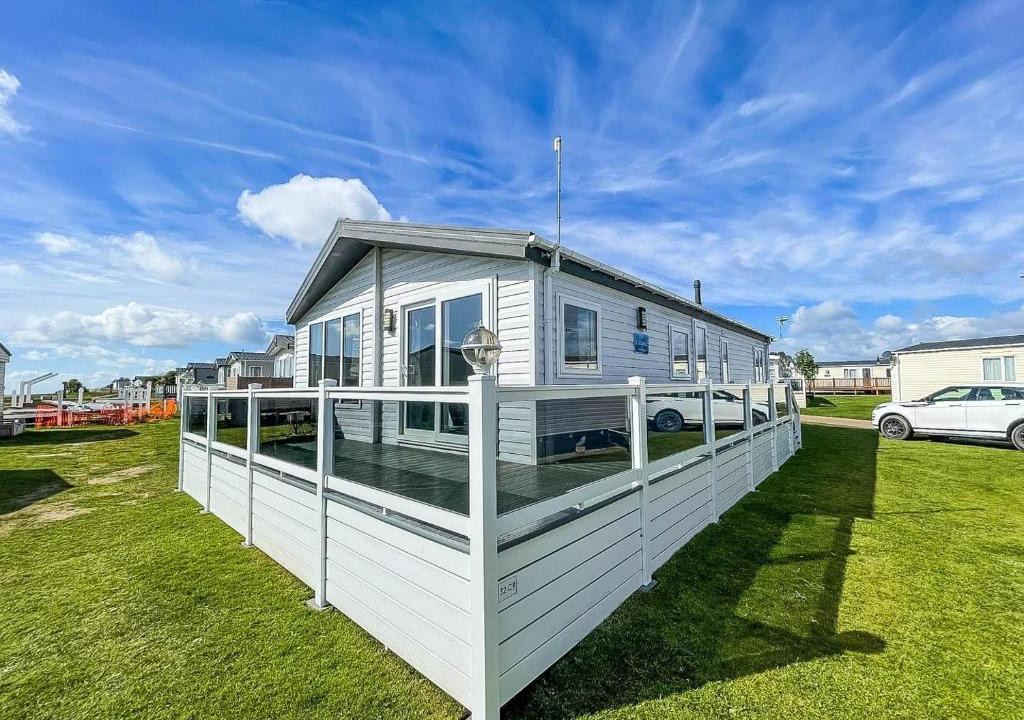 Pakefield Ski Chalet | Stunning 6 Berth Lodge With Full Sea Views In Suffolk Ref 68007Cr