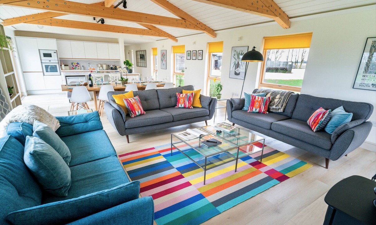 Ely House | Stunning Celebration Eco Cottage Sleeps 10 with River Views, Ely