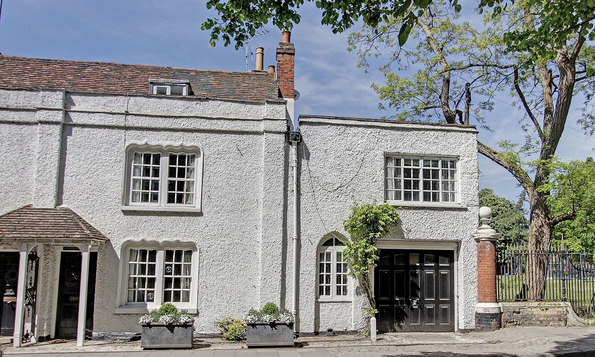 Marlow House | Stunning Grade 2 listed Shelley Lodge in Marlow