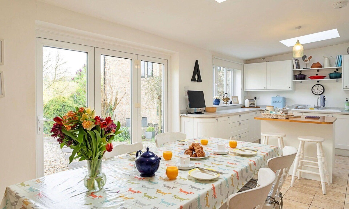 Batcombe House | Stunning villa for 5 guests with WIFI and pets allowed