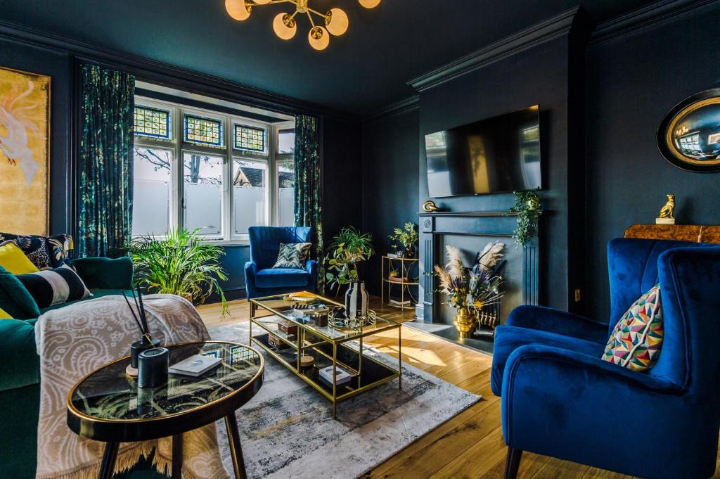 Old Windsor House | Stunningly Unique 4 Bed House in The Windsor Tapestries by Casa by Grace - Sleeps 7-9, Private Hot Tub Hire, Free Parking, Dog Friendly, Legoland, Windsor Castle