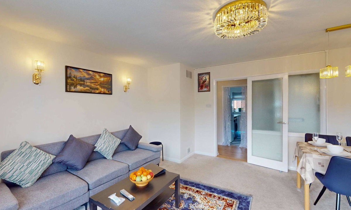 Reading Apartment | Stylish 2-bed Reading apartment stay with parking