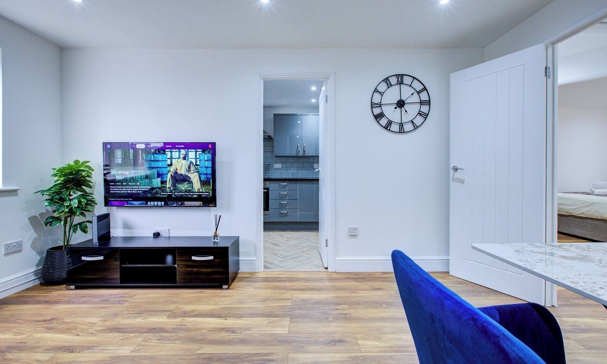 West Thurrock Apartment | Stylish 2 Bedroom Apartment - 5mins to Lakeside Mall | Parking | Smart TV