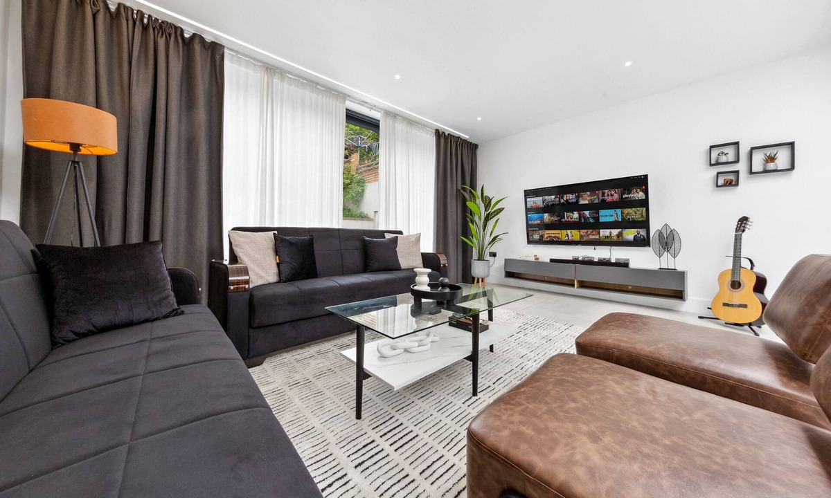 Luton House | Stylish 5BR + Spacious Parking | 7 Beds Sleeps 11