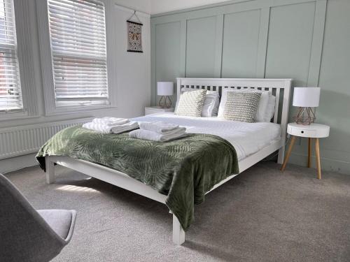 Caversham House | Stylish Caversham Town-House Free Parking & Garden
