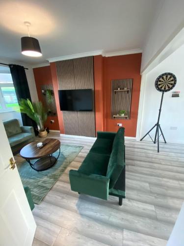 Leicester House | Stylish & Modern 3 Bedroom Home, Fast Wi Fi, Darts, Free Parking