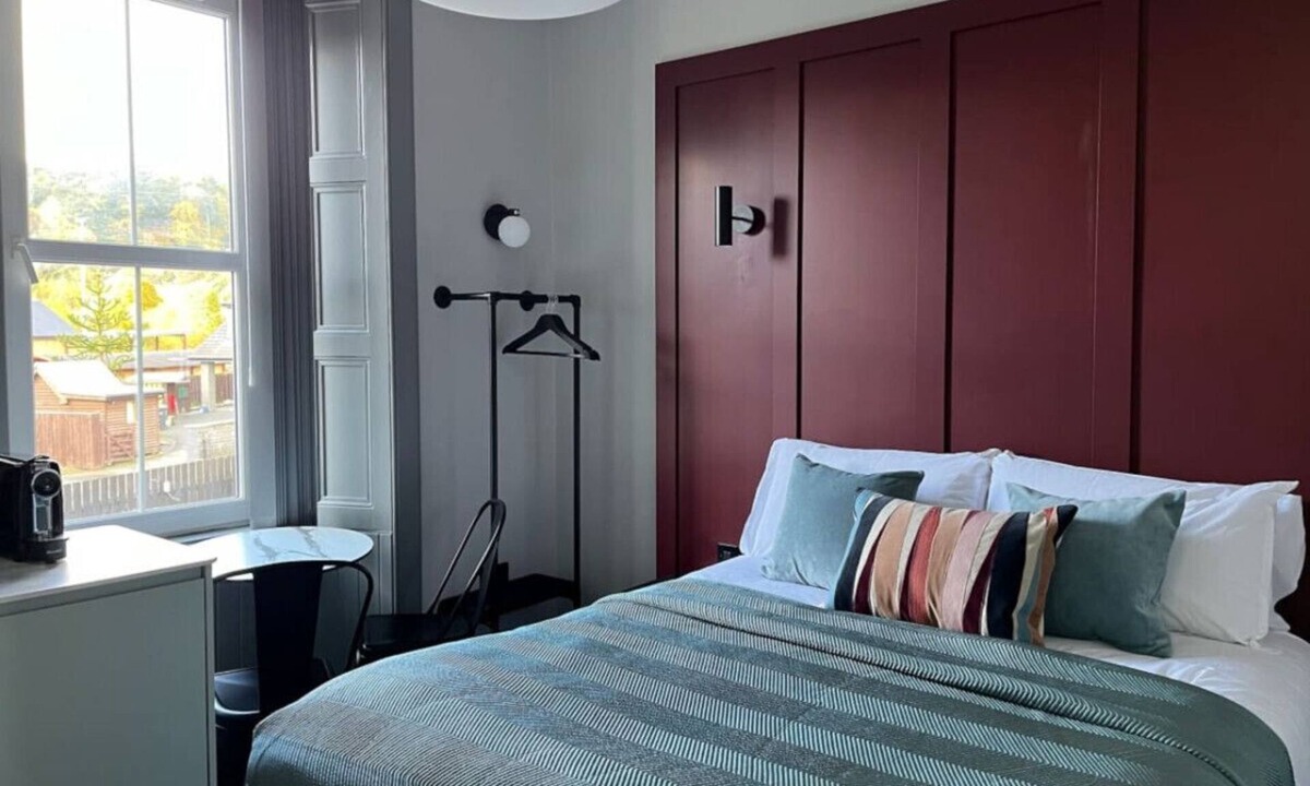 Innerleithen Apartment | Stylish studio room, king, en-suite & kitchenette (room1)
