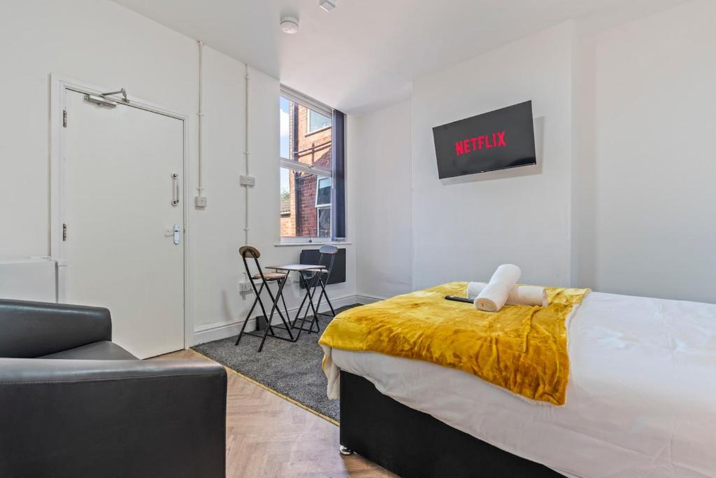 Ilkeston Apartment | Stylish Studio Apartment B with Parking & Self Check-In in Ilkeston