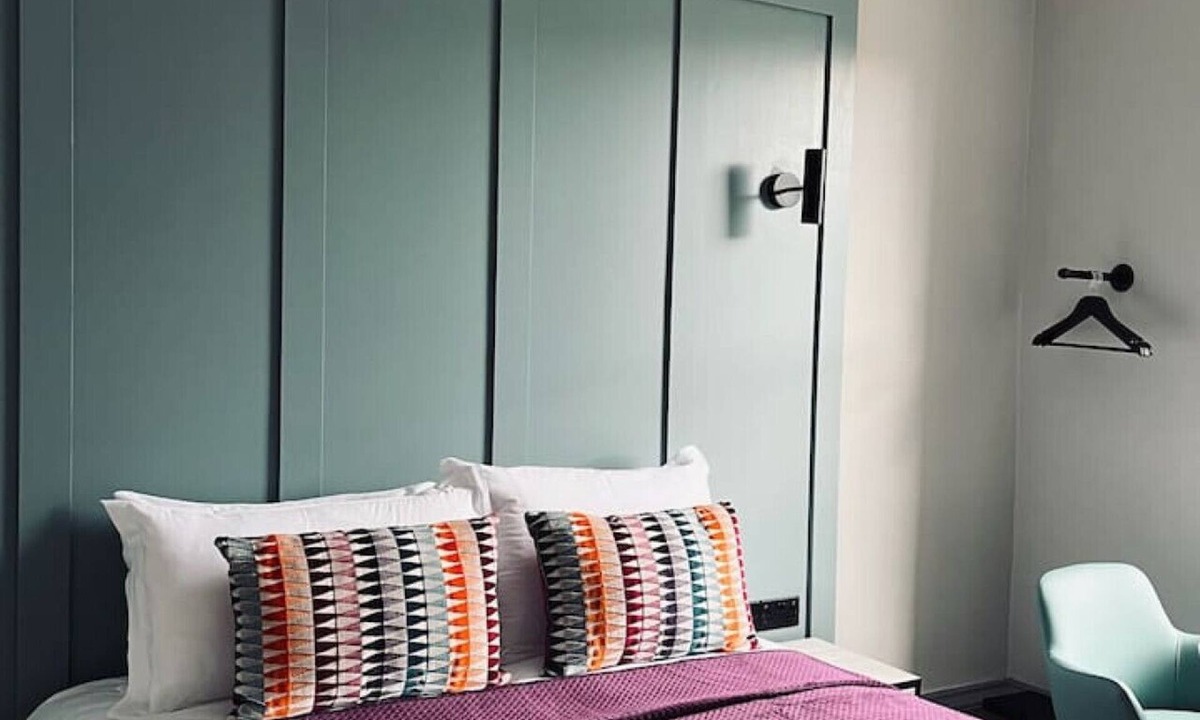 Innerleithen Apartment | Stylish studio king room, en-suite & kitchenette (room 2)