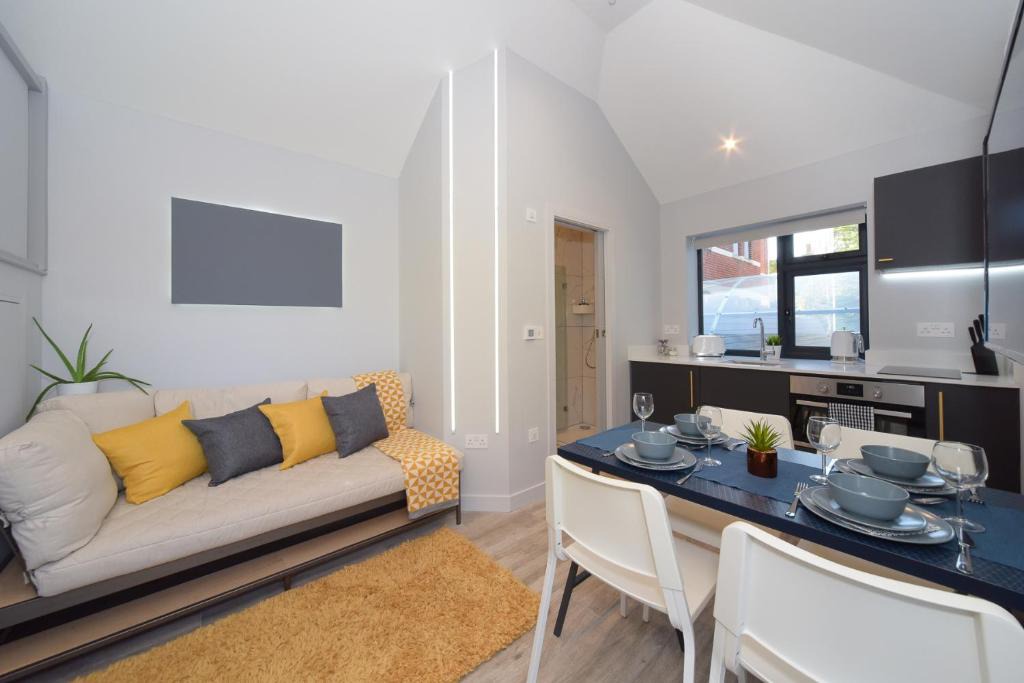 Westbourne Apartment | Super Cool Luxury Studio near the beach - Smart TV, Fast WiFi