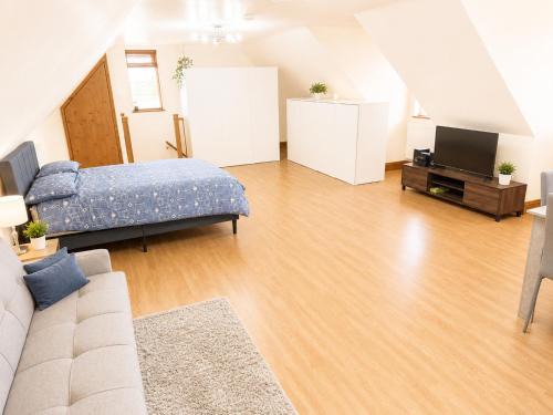 Beckingham Apartment | Surridges Studio Sleeps 4 w Parking & Dogs Ok
