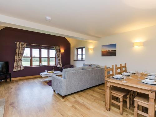 Yoxall House | Swallow Cottage - Ukc2579
