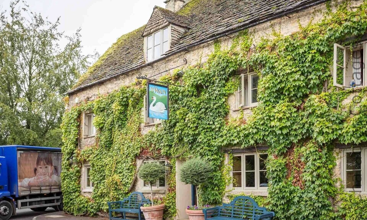 Southrop Cottage | Swan View