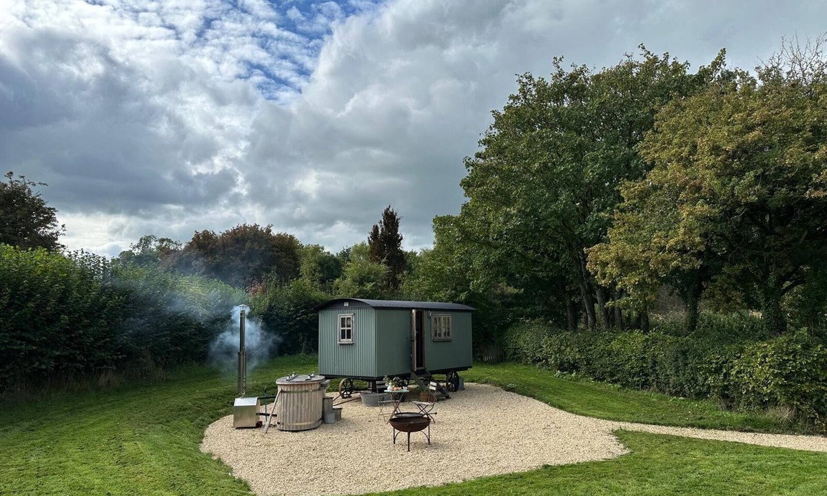 Crewkerne Cabin | Teasel Shepherds Hut for 2 guests in rural Somerset with wood-fired hot tub