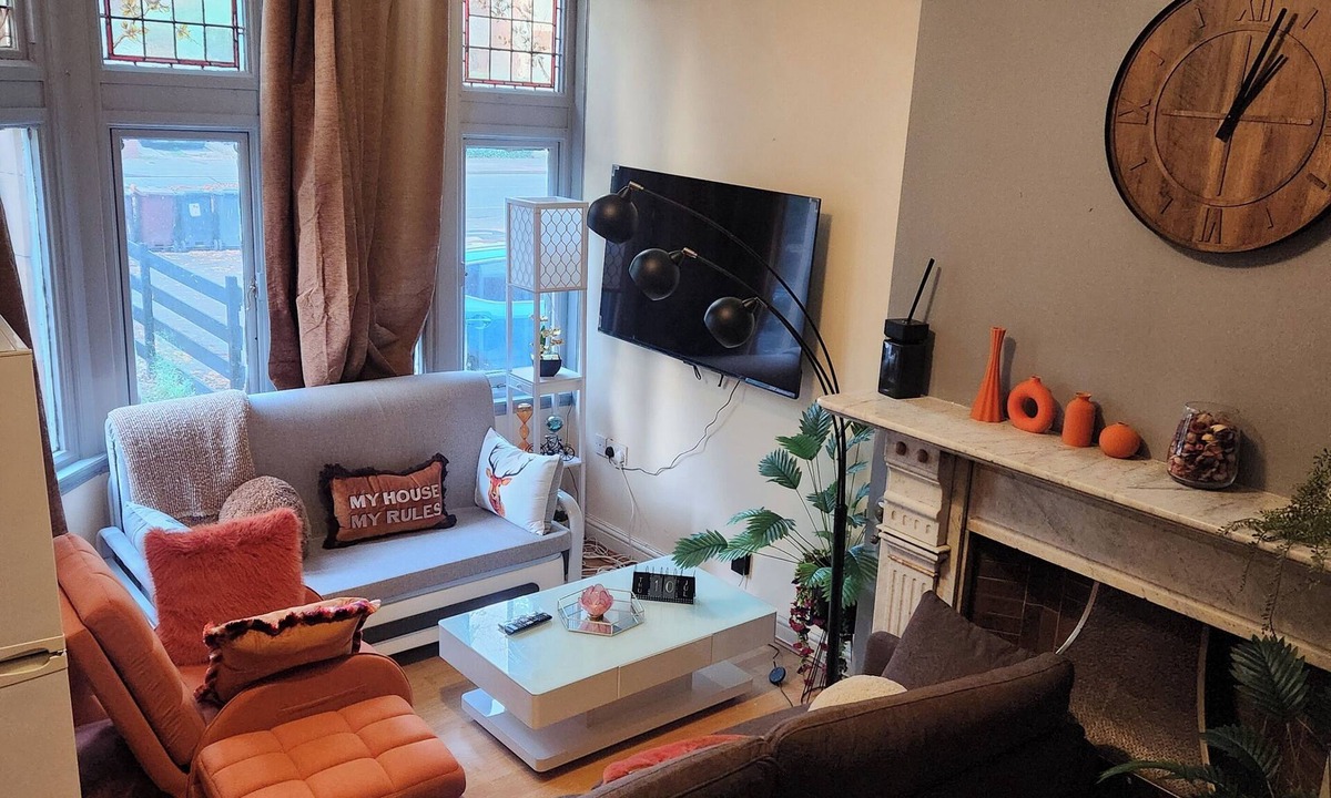 Wolverhampton Apartment | Tettenhall Road Retreat - Modern Apartment