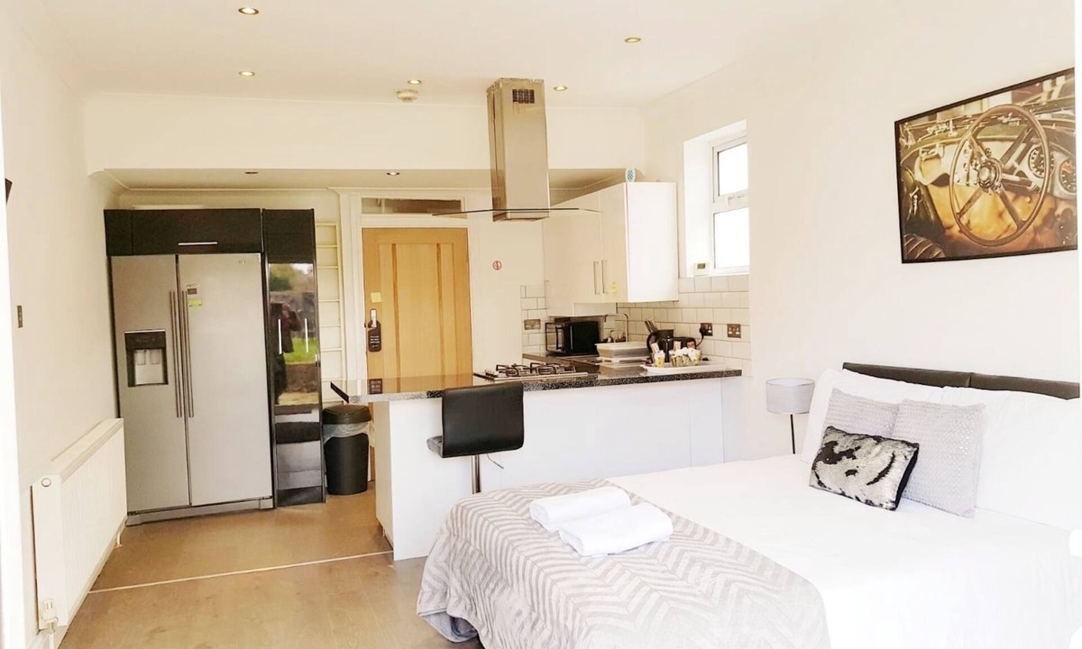 Ponders End Bed & Breakfast | The 329