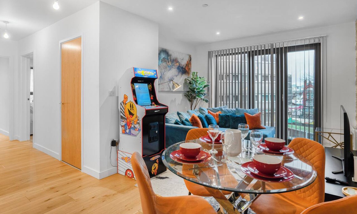 Birmingham City Centre Apartment | The Arcade Machine Suite, 2Bed, 2Bath and Netflix by Noor Luxury Accommodations