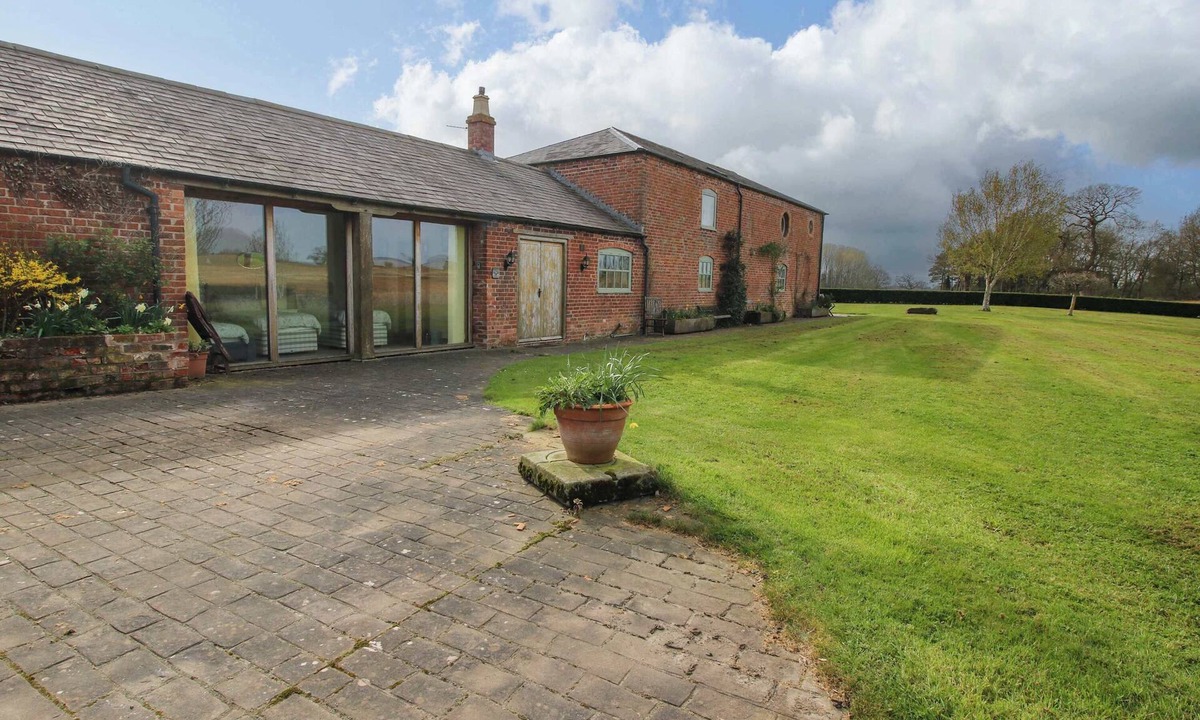 Loppington House | The Barn: A Charming Retreat in Cockshutt