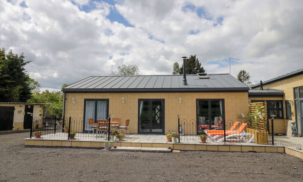 Astwood Bank Cottage | THE BARN, pet friendly, with open fire in Astwood Bank