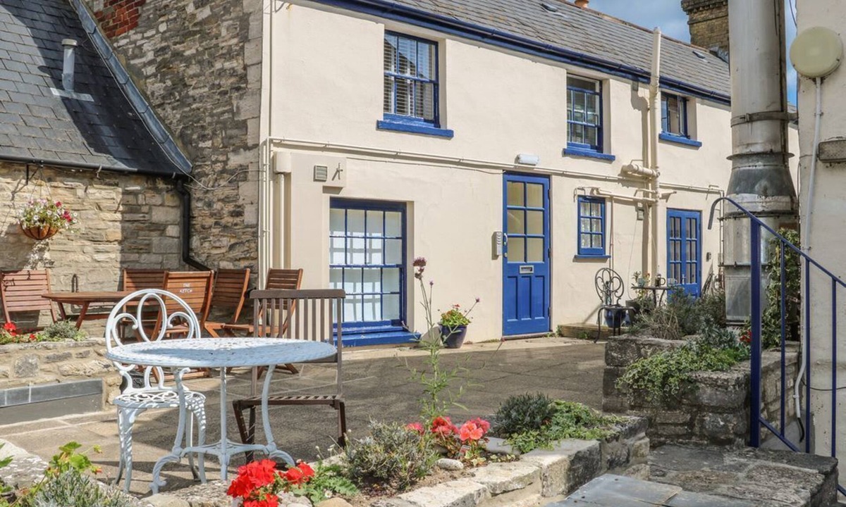 Swanage Apartment | THE COMPASS, open-plan, WiFi, in Swanage