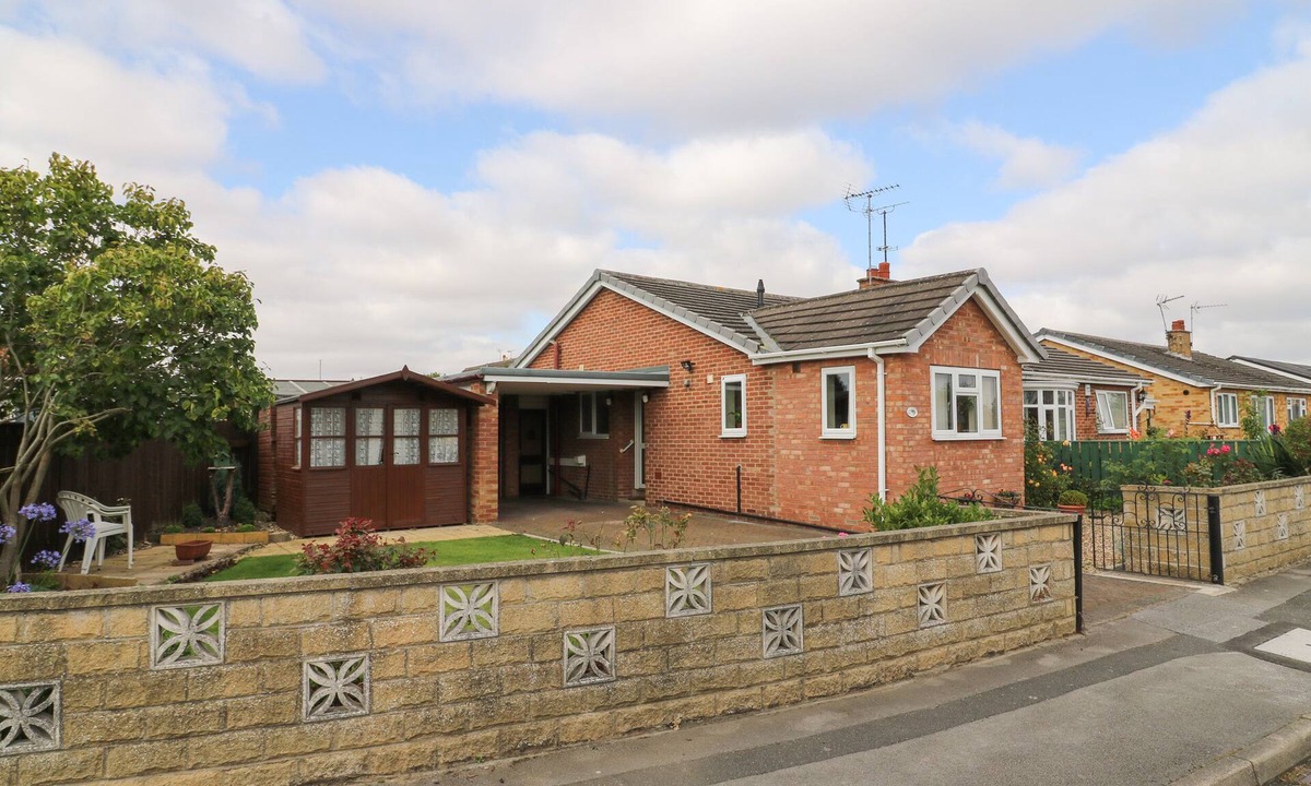 Driffield House | THE CORNER BUNGALOW, pet friendly, with a garden in Great Driffield