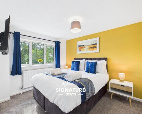 Bishop's Cleeve House | The Cornfields by Signature Stays - Parking - Modern - Quiet Location