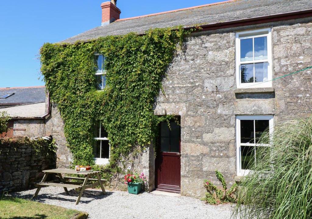 Lower Boscaswell House | The Farmhouse