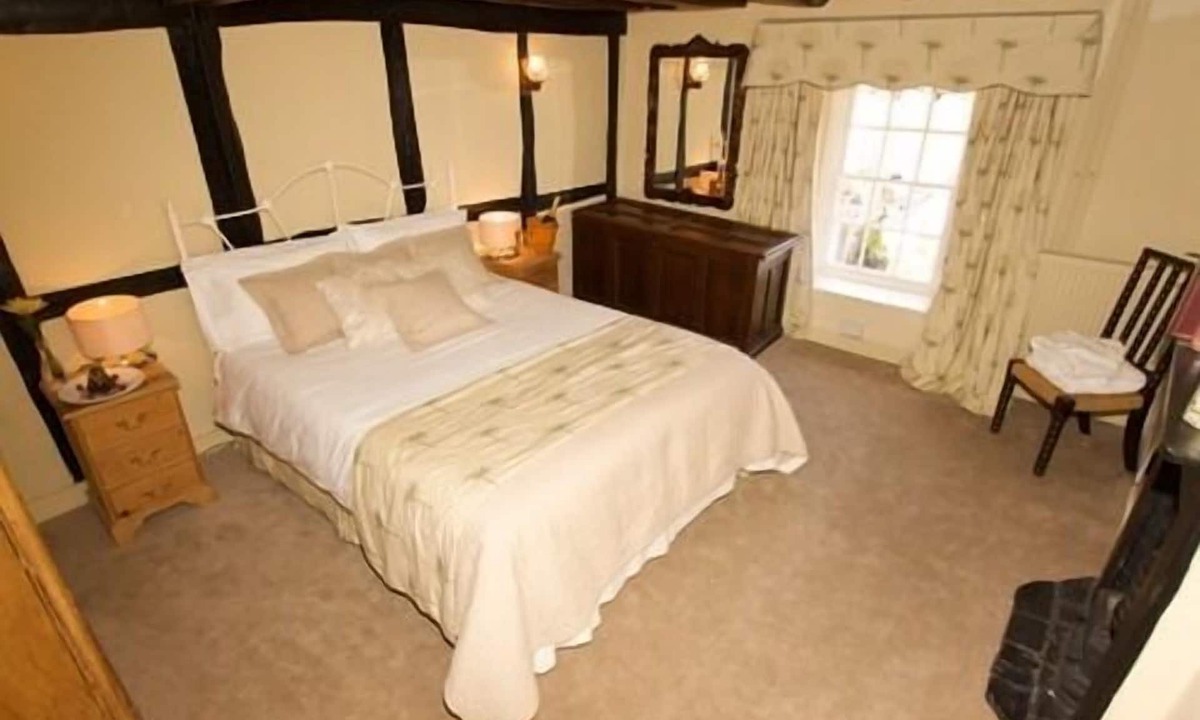 Charlton Hotel | The Fox Goes Free