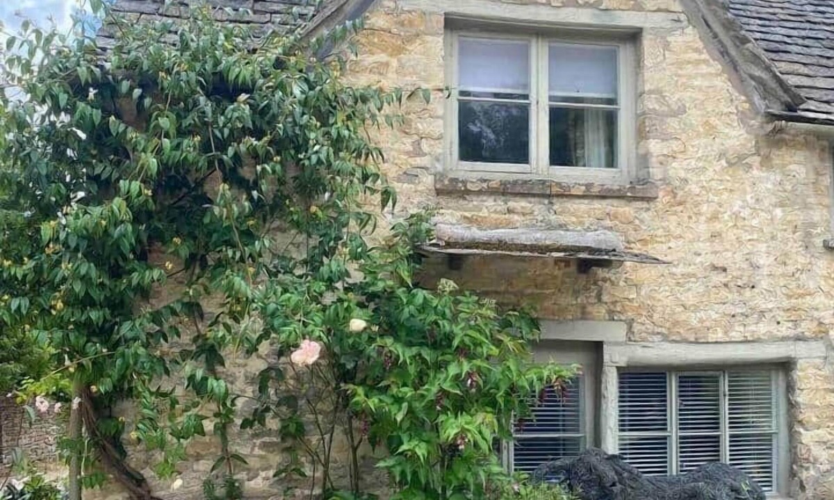 Bibury House | The Green Hideaway, Bibury. 5 min walk to Arlington Row. Calm Cotswold retreat.