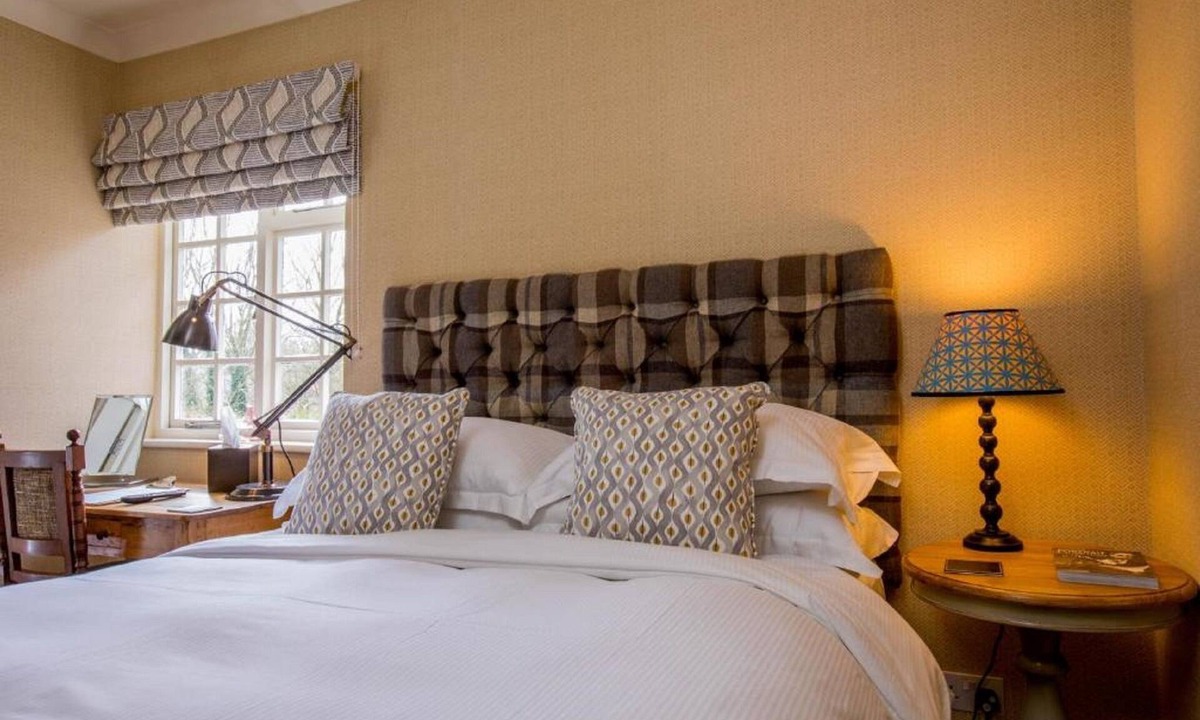 Amport Hotel | The Hawk Inn