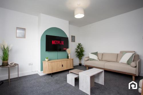Crawcrook House | The Lampton - Modern - Gibside - Smart Tv - WIFI