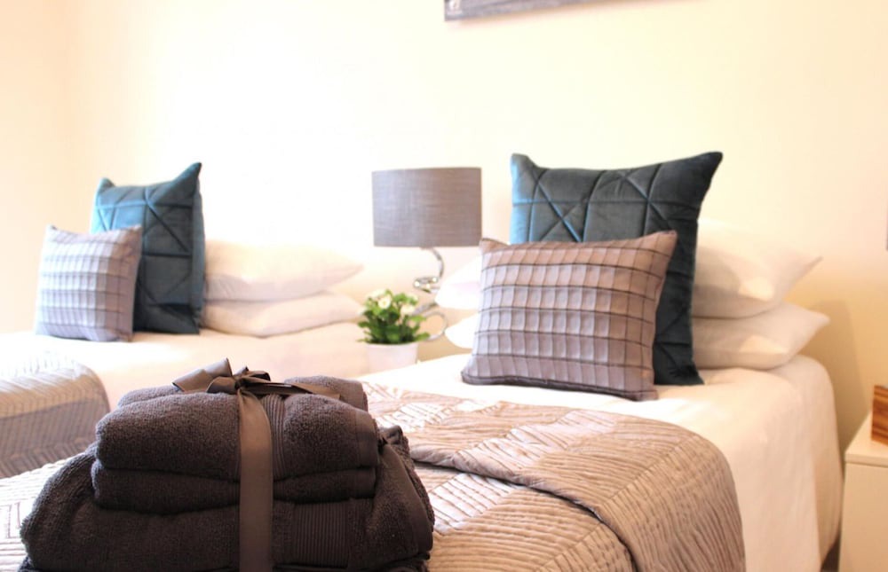 Wrexham Hotel | The Lower Gathering - Town Centre - Sleeps up to 10
