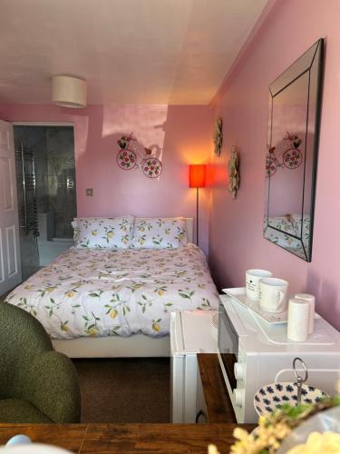 Evesham Apartment | The Lylac Room