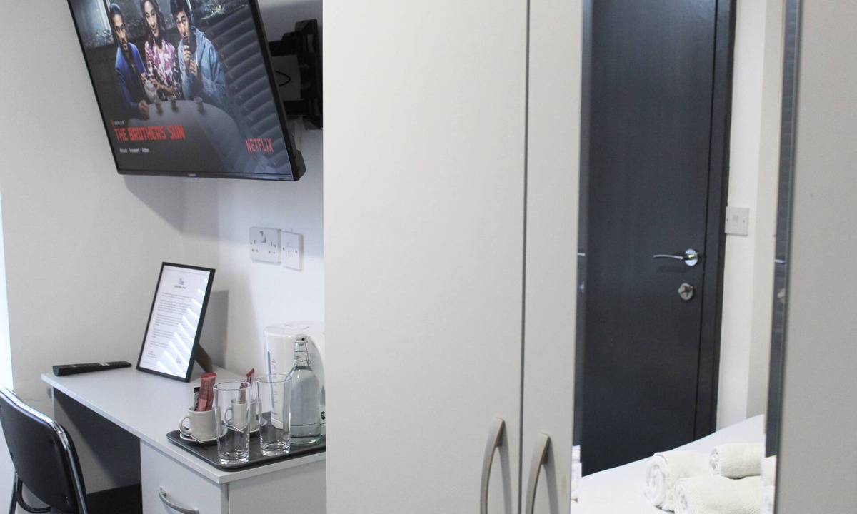 Selly Oak Hotel | The Mini Hotel -Birmingham City-FREE BREAKFAST