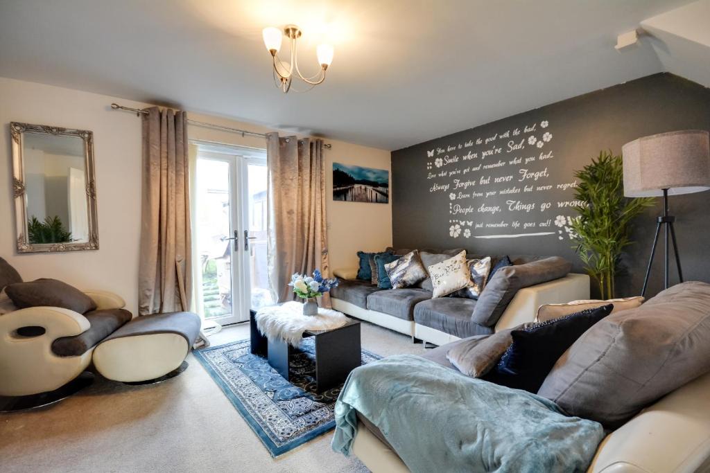 Runcorn House | Three Bedroom House in Runcorn Close To The Lake with Free Parking