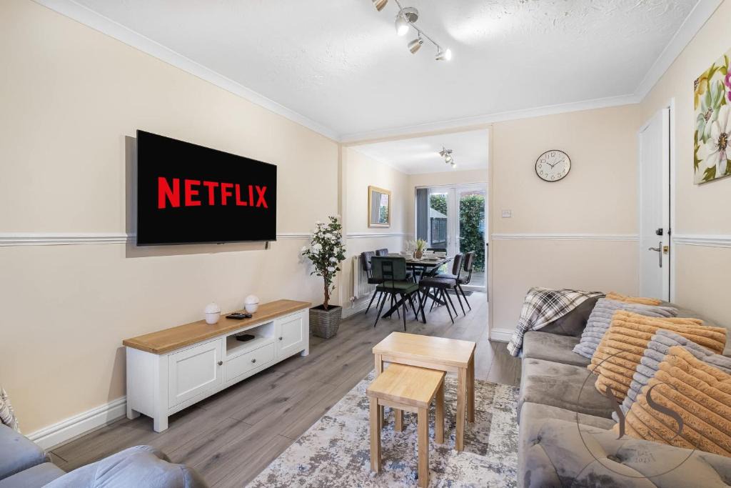 Tipton Hotel | Tipton 3BR Home – Netflix Wi-Fi Driveway