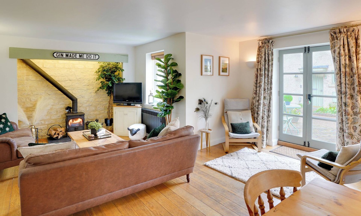 Cirencester Cottage | Toad Hall: Pet-Friendly Family Stay, Lake Access