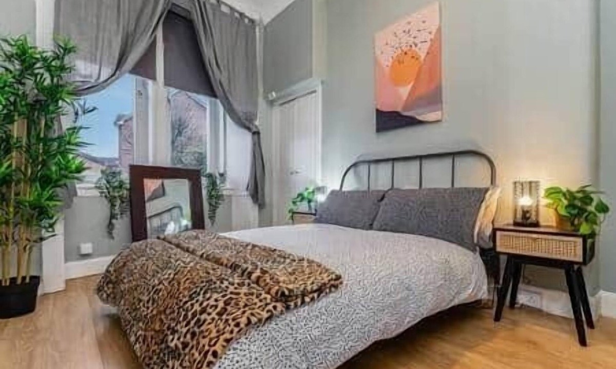 Glasgow Apartment | Traditional 1-Bed Flat in Southside