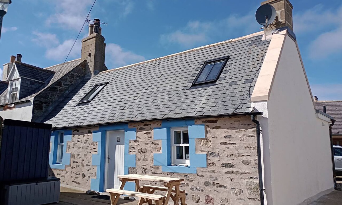 Banff Cottage | Traditional cottage close to harbour and beach