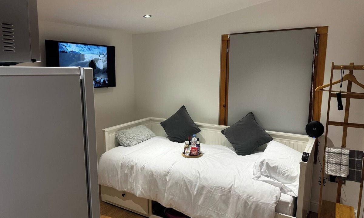 Barnehurst Cabin | Tranquil Cabin Retreat in Bexleyheath