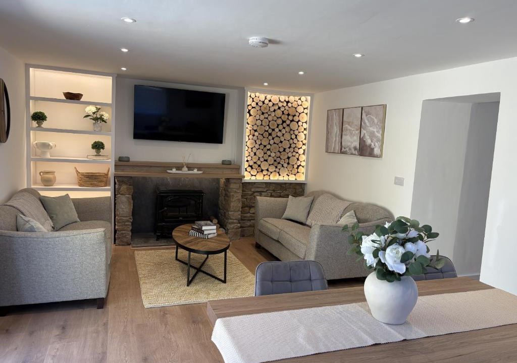 Brigham House | Tranquil Contemporary Cottage with Luxurious Jacuzzi